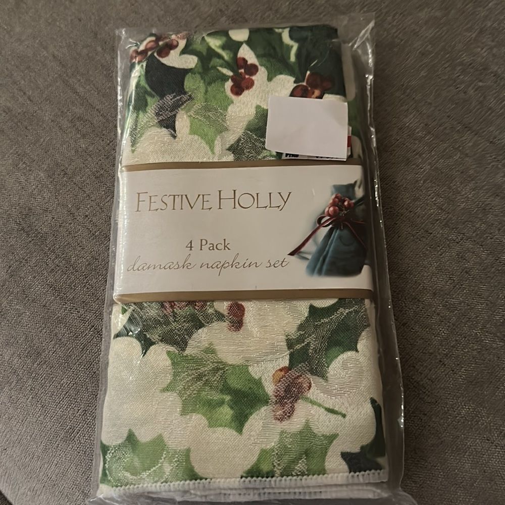 Festive Holly 4 Pack Damask Napkins Set!